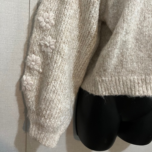 DRA Los Angeles Sweater XA Beige Oversized Soft Knit Floral Embroidery Casual - Picture 2 of 11